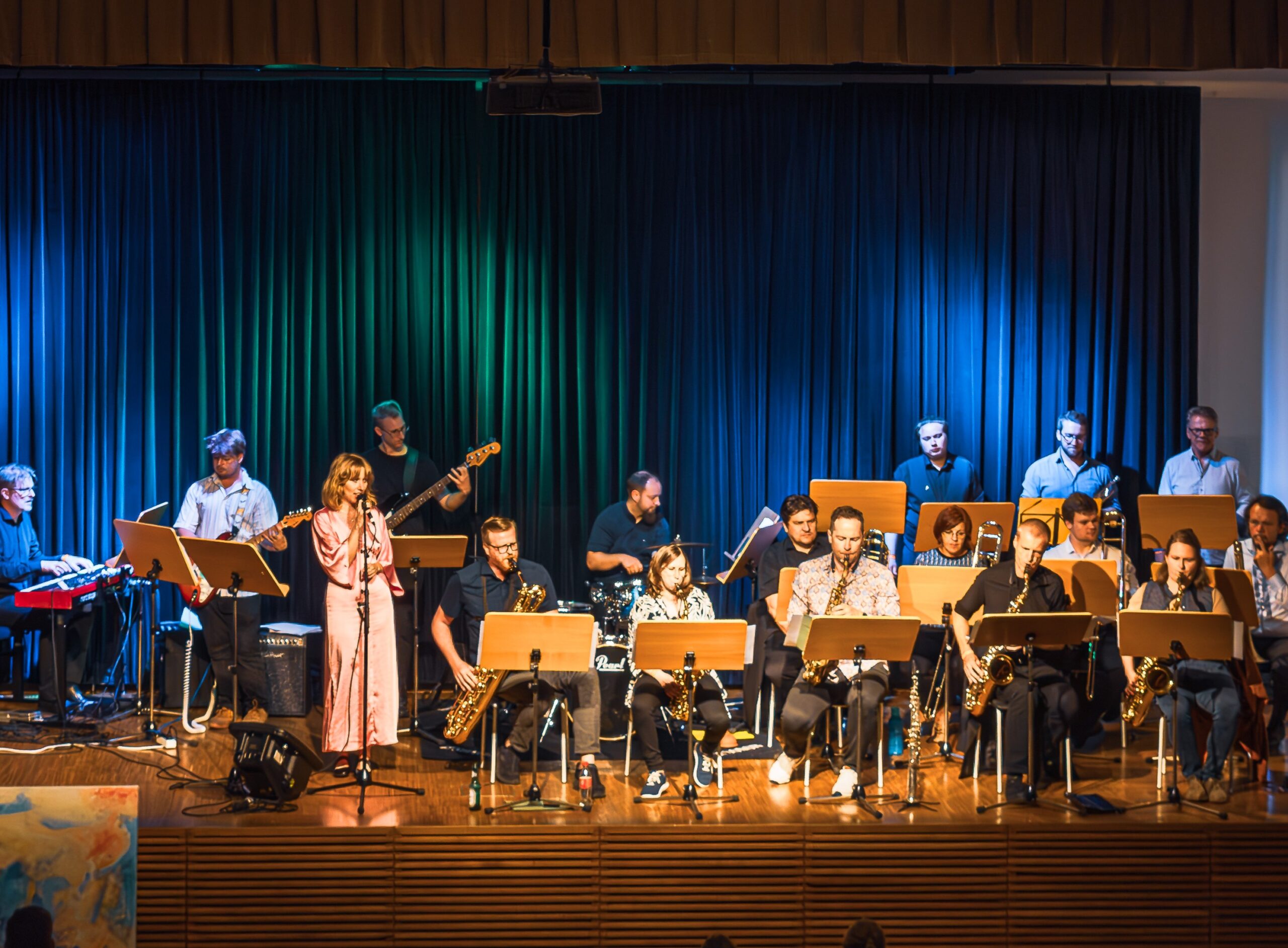 Pernstein Big Band mit Sängerin Mona Schneeweiß