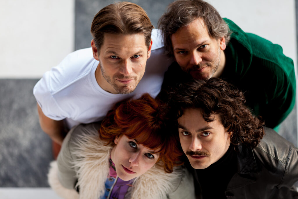 The Golden Blades mit Sängerin Mona Schneeweiss