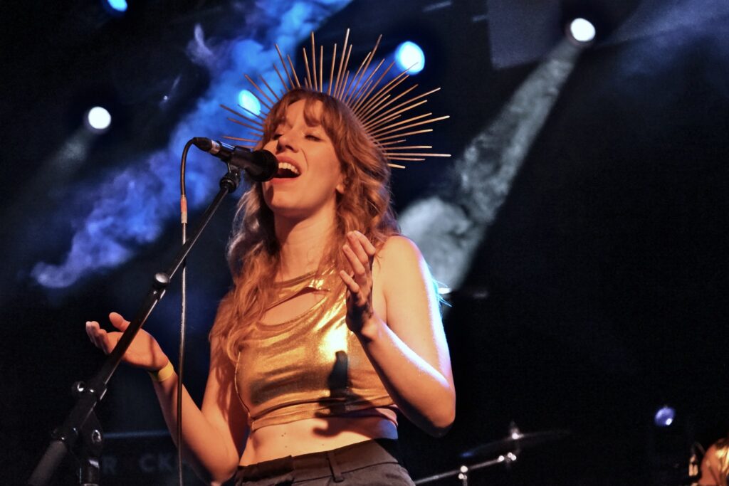 Mona Schneeweiß auf der Bühne als Sängerin