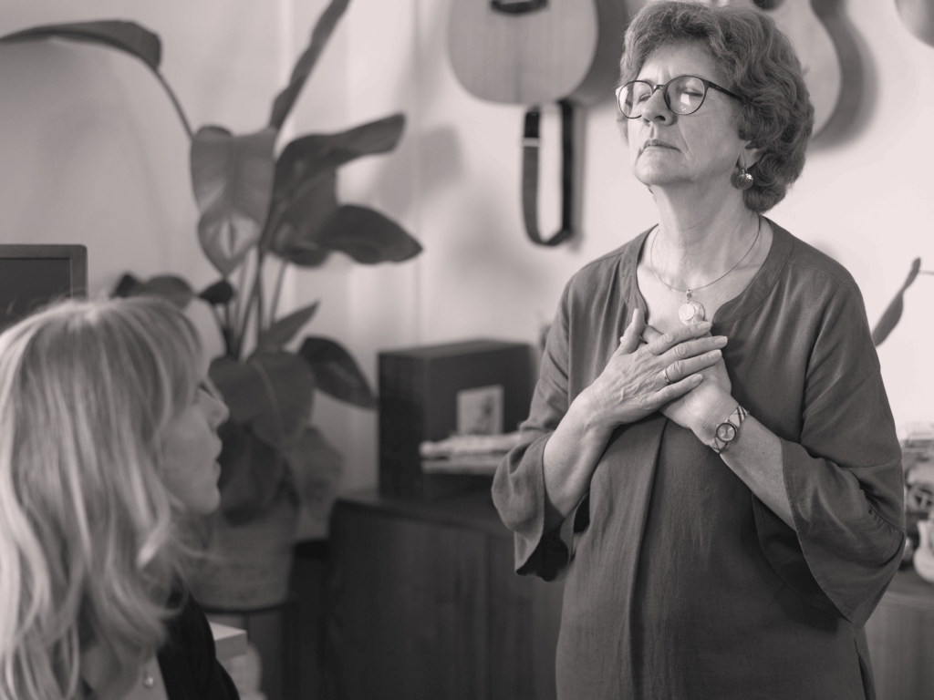 Gesangsunterricht in Kirchdorf – Frau übt Atemtechnik und Stimmbildung mit Gesangslehrerin